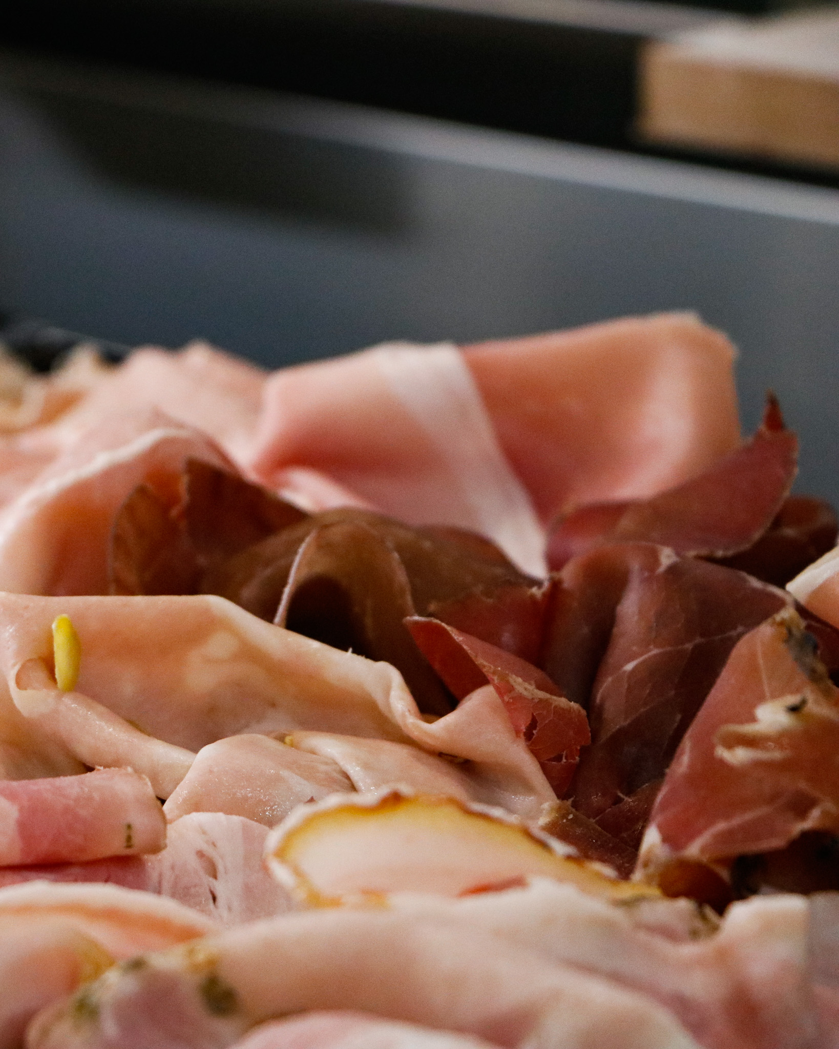 Cugini pizzeria spécialisée à Lyon, fines tranches de différente charcuterie italienne